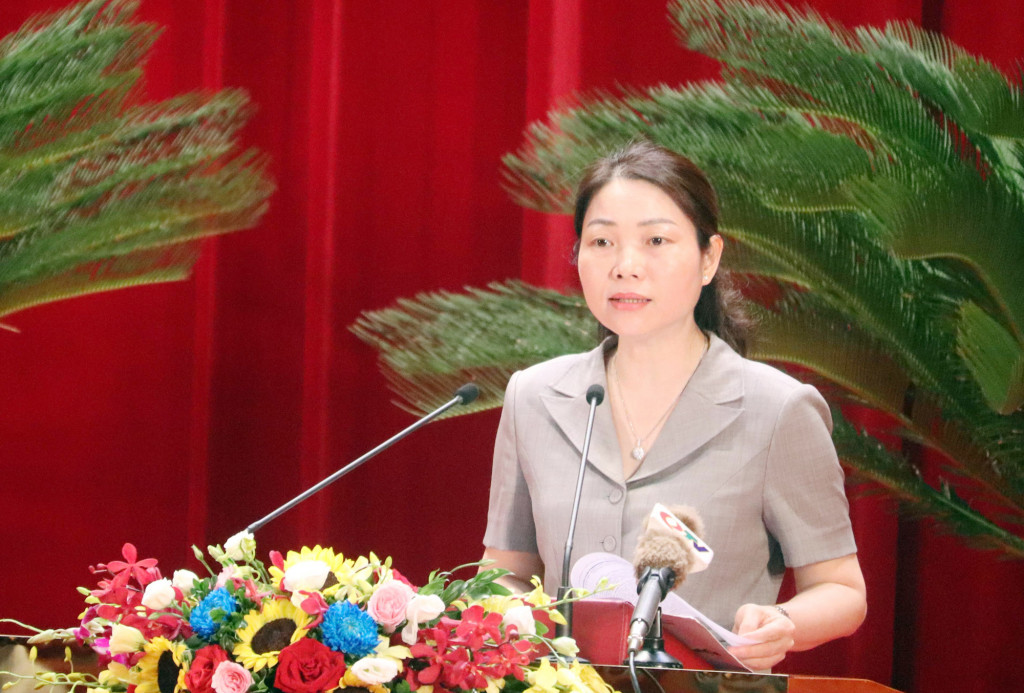 Bà Nguyễn Thị Thúy, Giám đốc Sở Giáo dục và Đào tạo trình bày Tờ trình về việc quy định các khoản thu dịch vụ phục vụ, hỗ trợ hoạt động giáo dục trong các cơ sở giáo dục mầm non, phổ thông và giáo dục thường xuyên công lập trên địa bàn tỉnh.