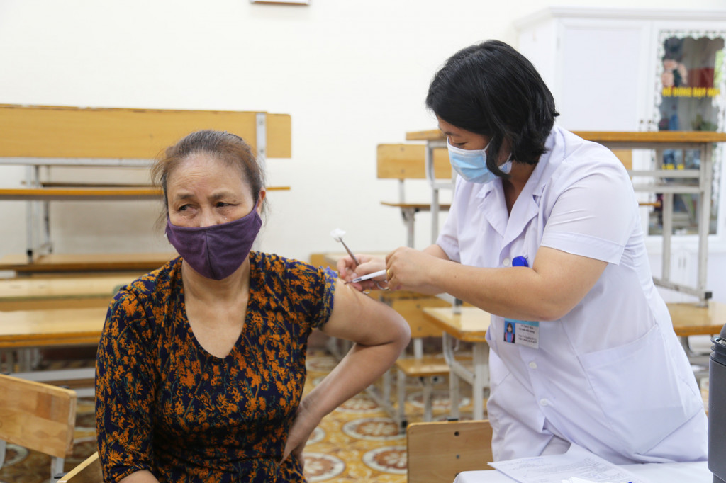 Nhân viên Trung tâm Y tế TP Hạ Long thực hiện tiêm vắc xin phòng Covid-19, mũi 1, cho tiểu thương Chợ Hạ Long I.