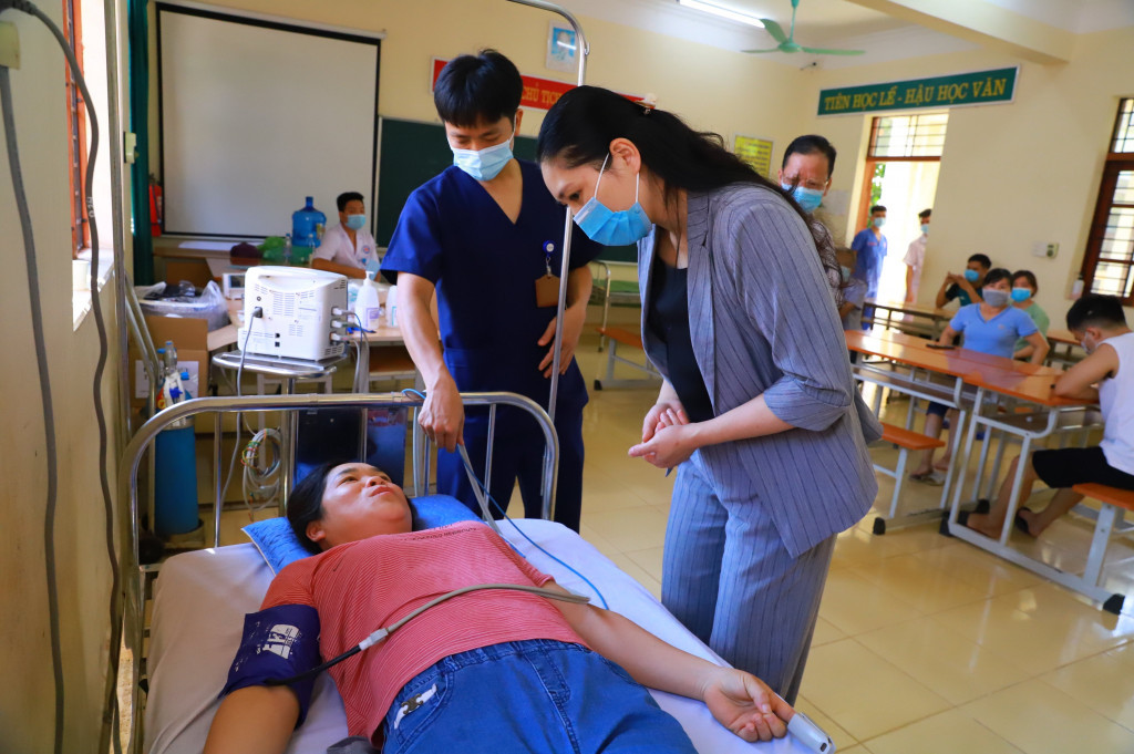 Trong những ngày triển khai tiêm vắc-xin phòng Covid-19, lãnh đạo huyện Bình Liêu thường xuyên đến các địa bàn chỉ đạo công tác tiêm chủng; thăm hỏi, động viên nhân dân.