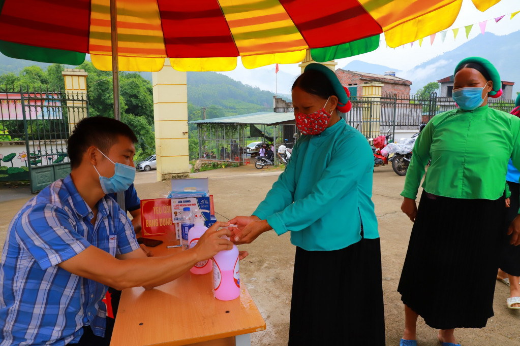 Công tác chuẩn bị tại các điểm tiêm chủng của huyện Bình Liêu được thực hiện rất chu đáo, kỹ lưỡng.