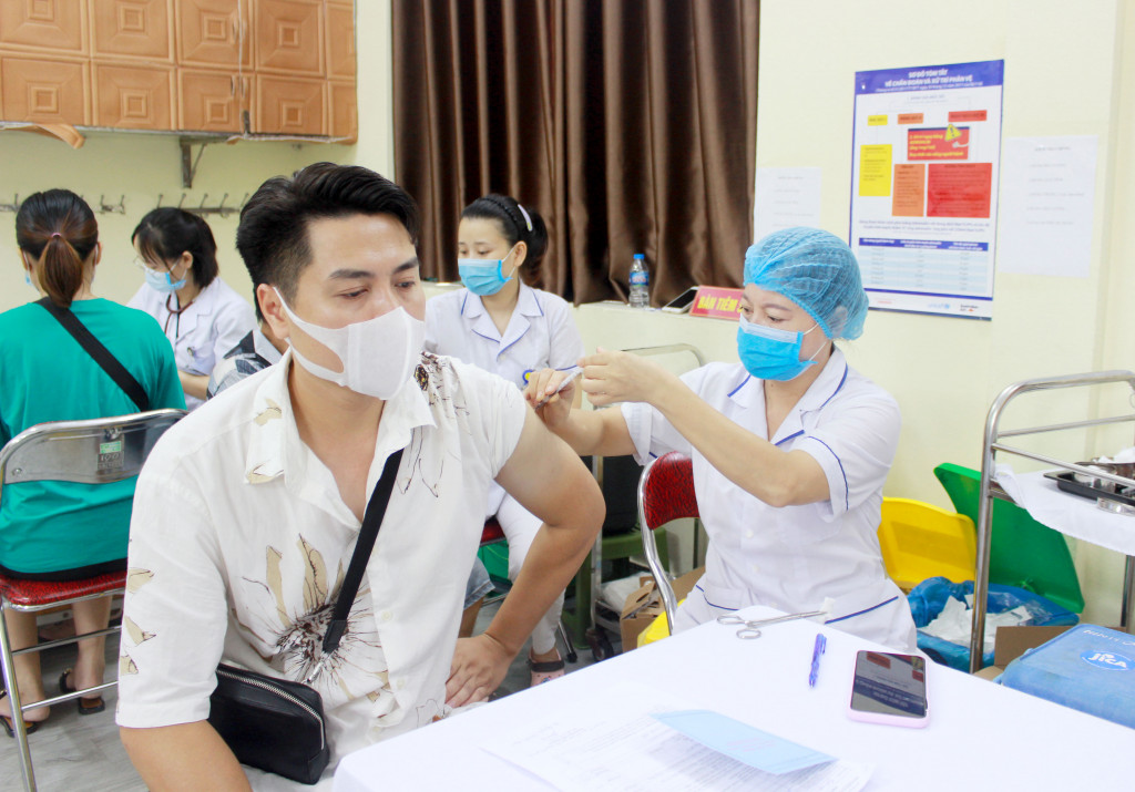 TP Móng Cái tổ chức tiêm chủng vắc-xin cho người dân sinh sống trên địa bàn.