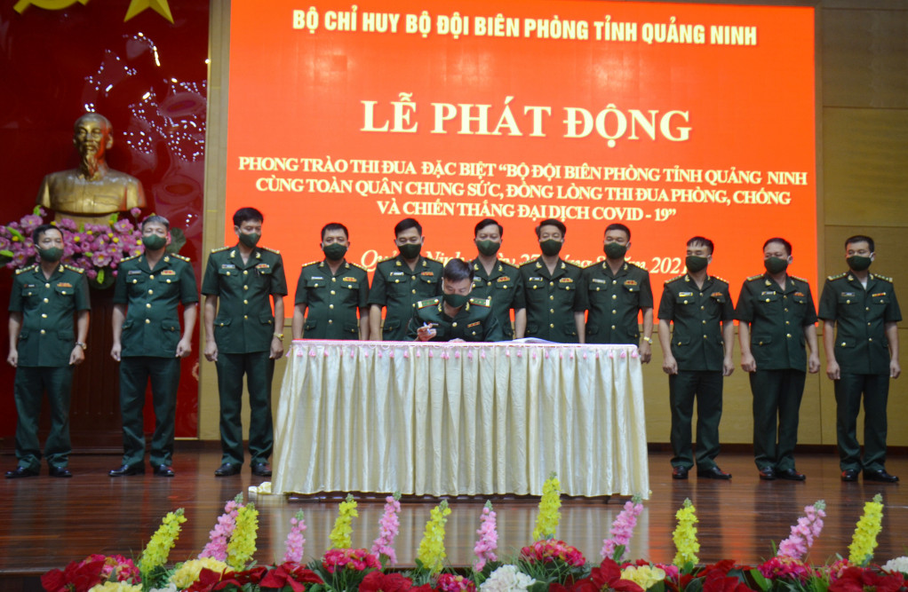 Lãnh đạo Đảng ủy, Bộ Chỉ huy BĐBP tỉnh chứng kiến các phòng chuyên môn ký kết giao ước thi đua.
