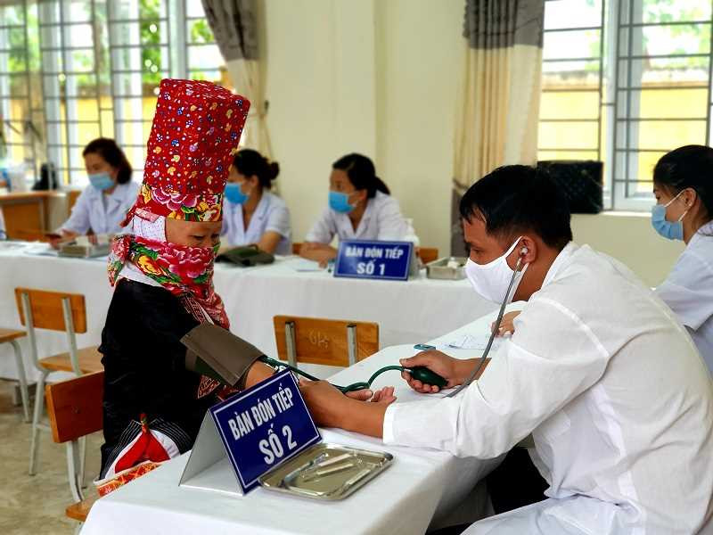 Người dân xã Quảng Sơn (huyện Hải Hà) đến khám sàng lọc tiêm mũi 2 đợt V năm 2021.