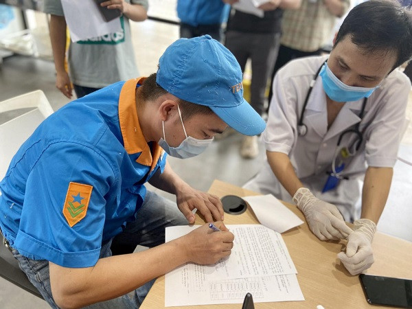 Người lao động tại KCN Cảng biển Hải Hà ký cam kết đồng ý tham gia tiêm chủng vắc-xin.