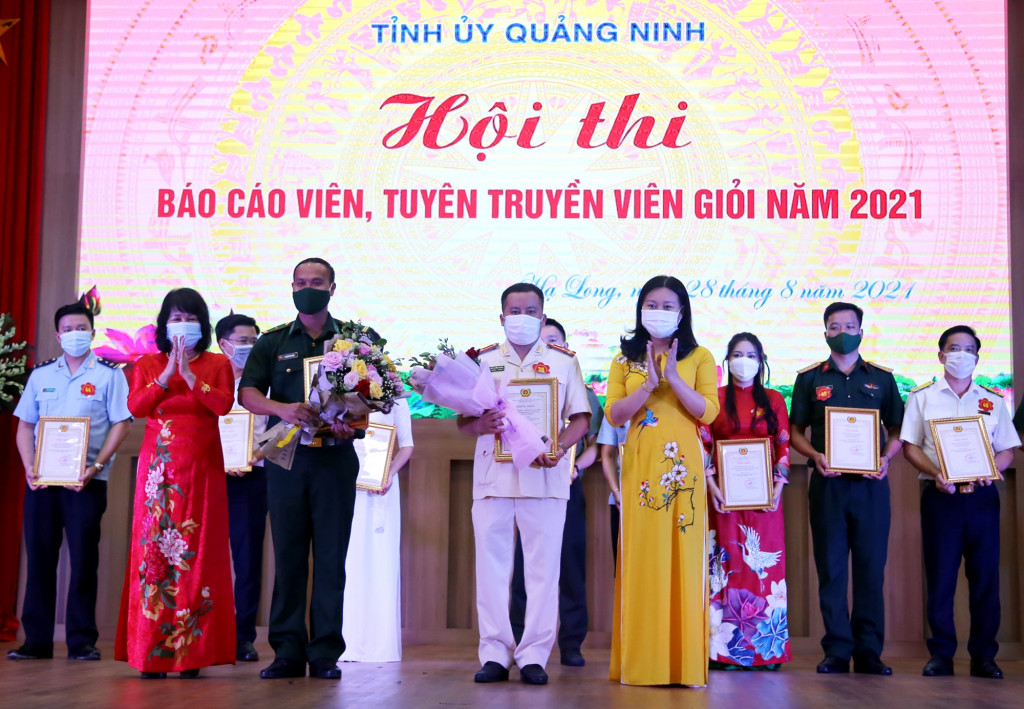 Đồng chí Nguyễn Thị Thu Hà, Phó Trưởng ban Thường trực Ban Dân vận Tỉnh ủy và đồng chí Phạm Thùy Dương, Phó Trưởng Ban Tuyên giáo Tỉnh ủy trao giải Ba cho các thí sinh.
