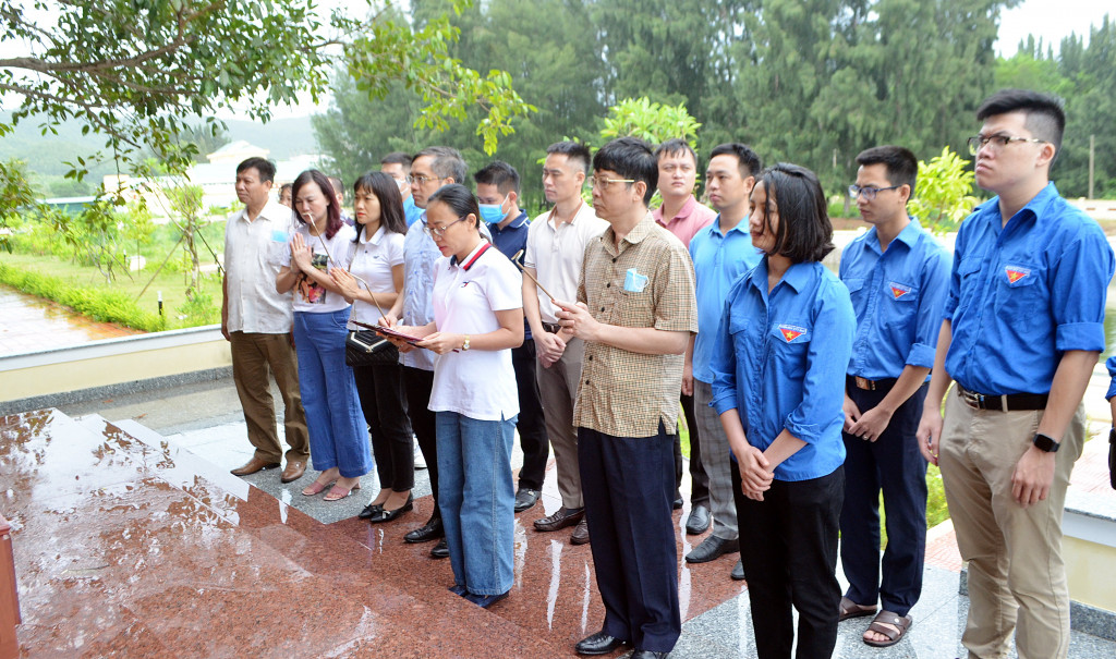 Cán bộ, nhân viên Sở Thông tin và Truyền thông tỉnh báo công tại Khu di tích lưu niệm Bác Hồ tại xã Ngọc Vừng (huyện Vân Đồn).