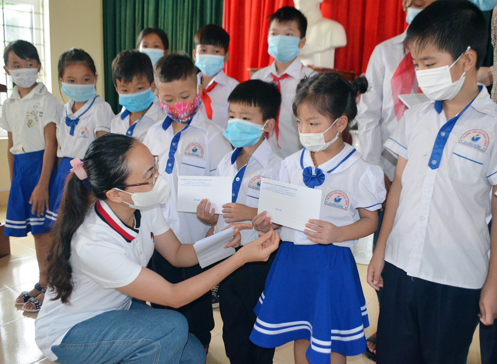 Đồng chí Lê Ngọc Hân, Giám đốc Sở Thông tin và Truyền thông tỉnh trao tặng cho các em học sinh có hoàn cảnh khó khăn tại Trường Tiểu học và THCS Ngọc Vừng (huyện Vân Đồn).