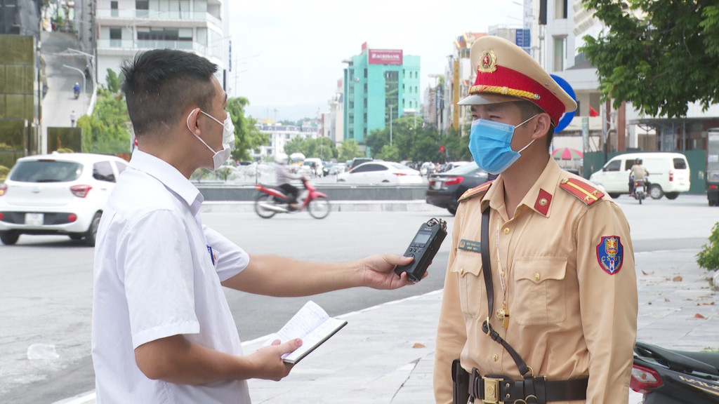 Phóng viên Trung tâm Truyền thông tỉnh Quảng Ninh tác nghiệp chương trình phát thanh tại hiện trường.