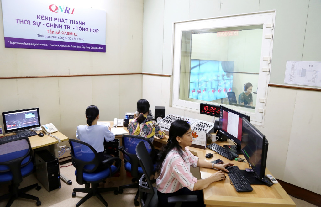 Một buổi thực hiện chương trình phát thanh trực tiếp của Trung tâm Truyền thông tỉnh Quảng Ninh.