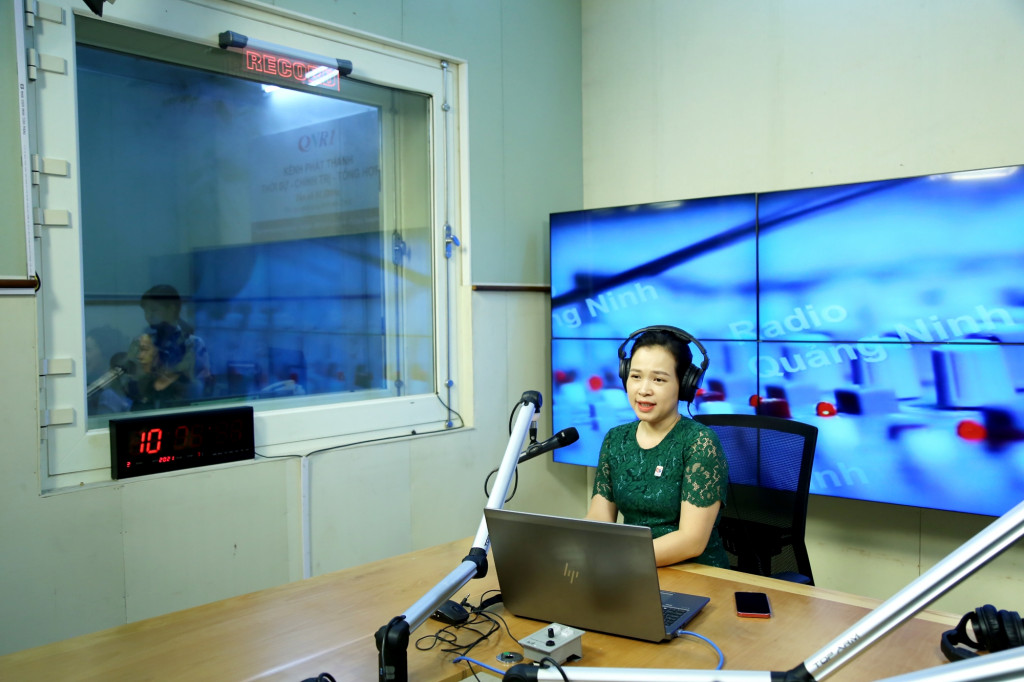 Phát thanh viên Phương Loan trong một chương trình phát thanh trực tiếp.