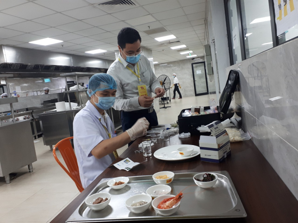 Đoàn thanh tra của Sở Y tế kiểm nghiệm nhanh các mẫu thực phẩm tại bếp ăn của Khách sạn FLC Grand, tháng 9/2020.