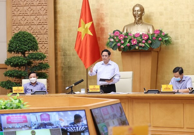 Prime Minister Pham Minh Chinh (center) speaks at the meeting