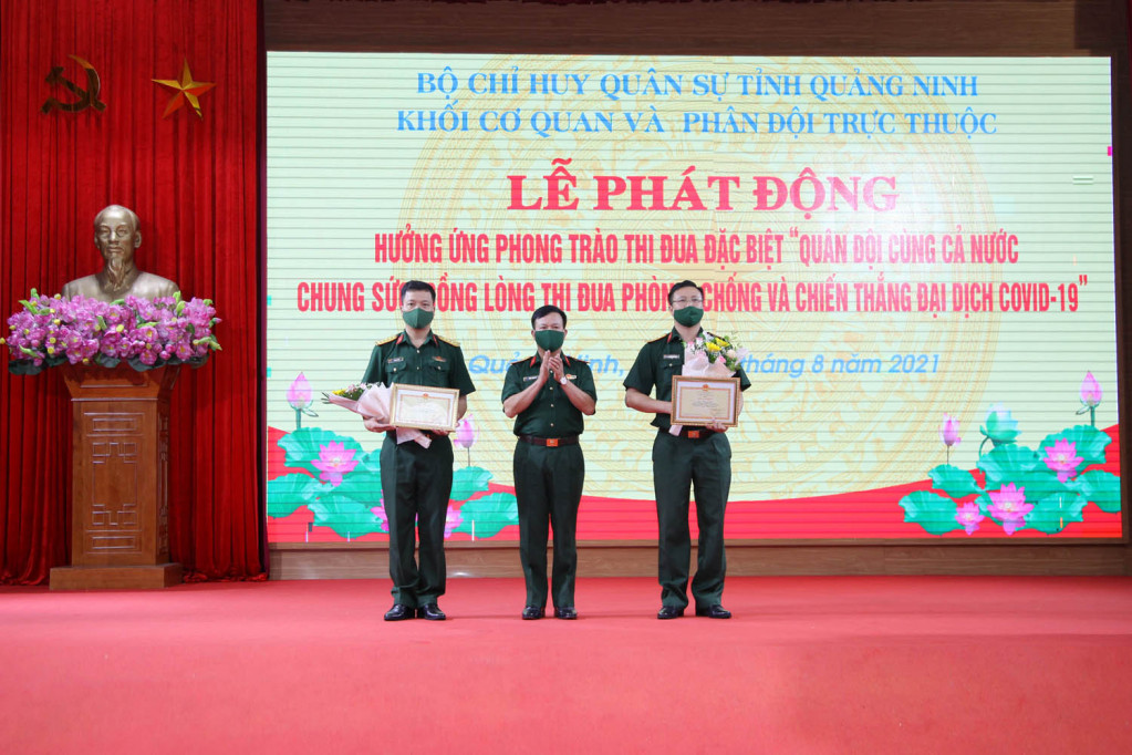 Đại tá Khúc Thành Dư, Phó Chỉ huy trưởng, Tham mưu trưởng Bộ CHQS tỉnh trao giấy khen của Bộ CHQS tỉnh cho 2 cá nhân có thành tích xuất sắc trong tham gia Hội thi báo cáo viên, tuyên truyền viên giỏi cấp tỉnh cụm các Đảng bộ trực thuộc năm 2021.