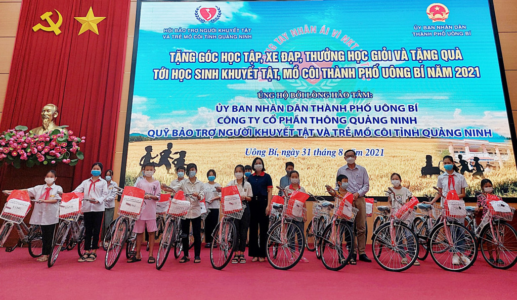 Lãnh đạo Hội Bảo trợ NKT-TMC tỉnh và UBND TP Uông Bí trao tặng xe đạp, góc học tập cho học sinh mồ côi, khuyết tật trên địa bàn TP Uông Bí.