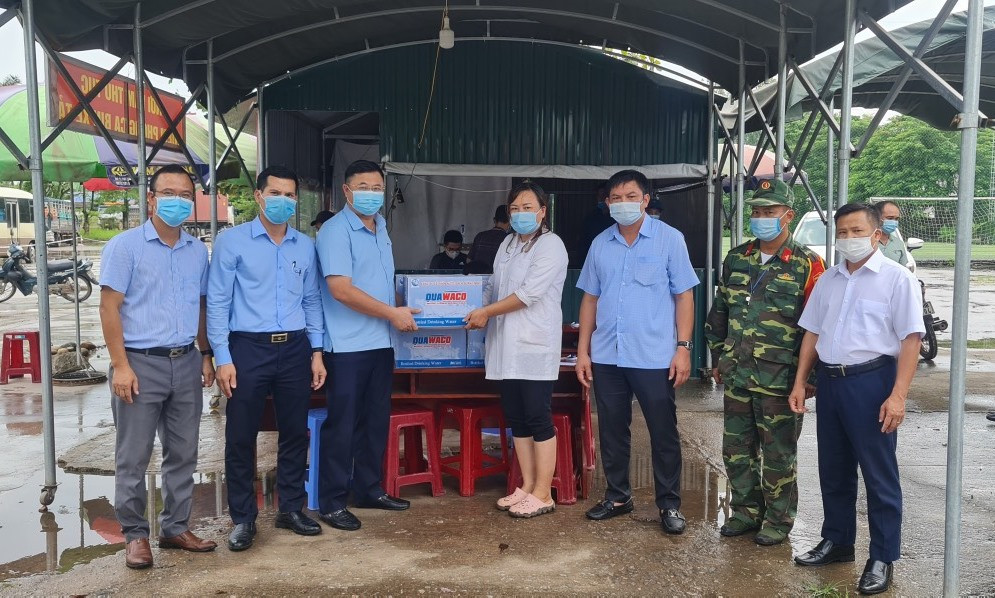 Công ty cổ phần nước sạch Quảng Ninh tặng nước uống cho tổ công tác phòng chống dịch Covid - 19 tại Trạm KSLH Km15 - Bến tàu Dân Tiến.