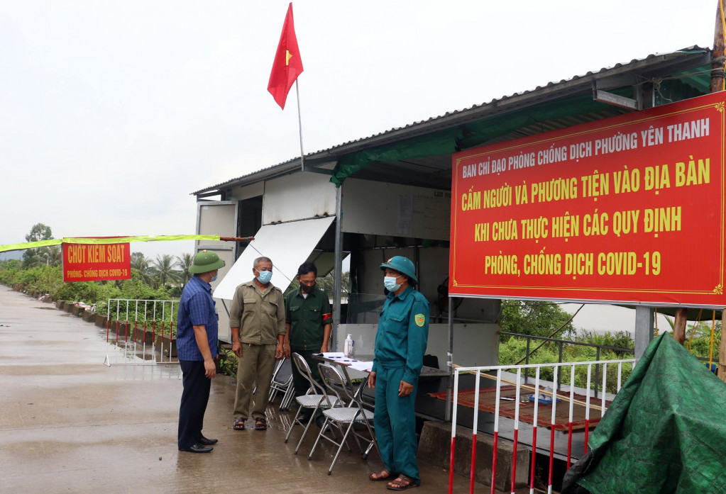 Lực lượng dân quân tích cực tham gia trực chốt phụ kiểm soát dịch phường Yên Thanh (TP Uông Bí), tháng 8/2021.