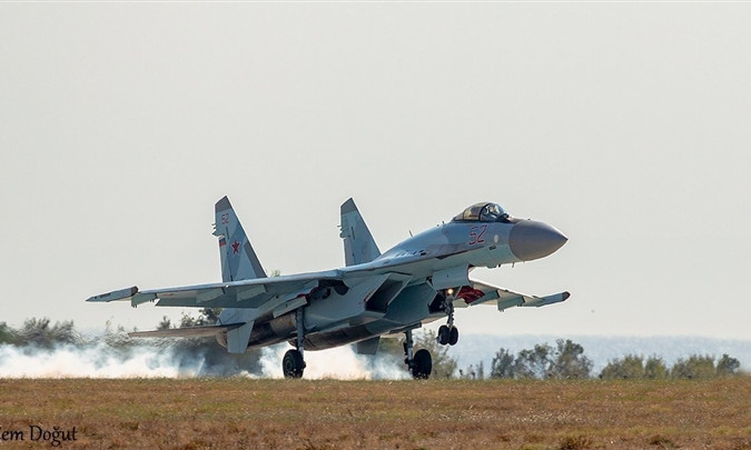 Máy bay chiến đấu Su-35S của Nga lao xuống biển