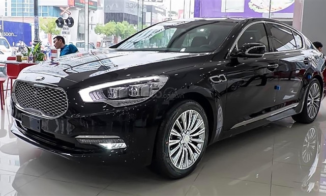Xe sang ế ẩm, mất giá hơn 500 triệu đồng, 'mua 1 tặng 1'