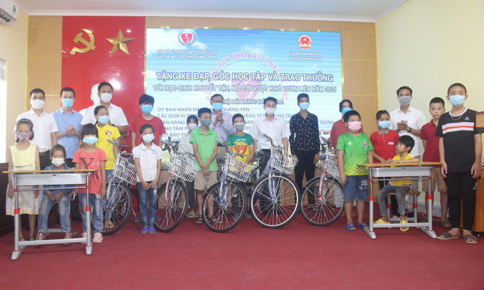 Tặng xe đạp, góc học tập cho học sinh có hoàn cảnh khó khăn TX Quảng Yên