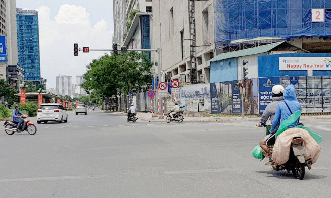Lợi dụng đường thông thoáng khi giãn cách, vô tư vượt đèn đỏ 