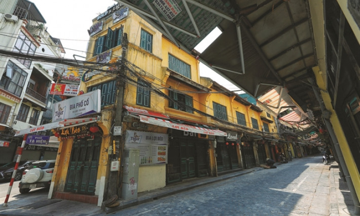 The lonely streets of a locked down Hà Nội