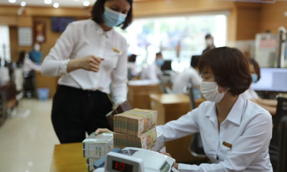 Giữa đại dịch, ngân hàng vẫn lãi lớn