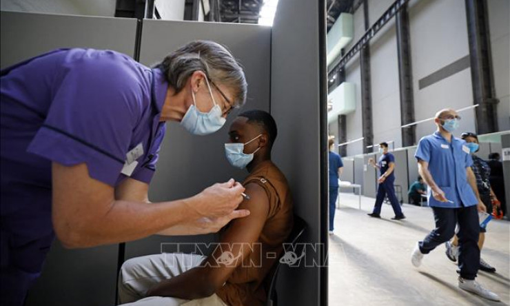 Anh lên kế hoạch tiêm mũi vaccine tăng cường