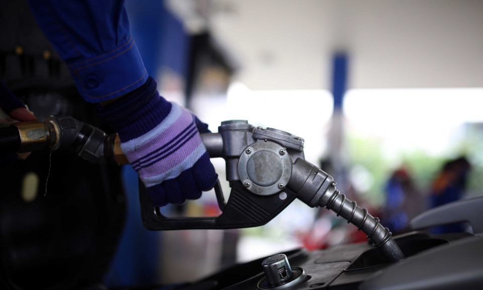 Giá xăng dầu hôm nay 2.8.2021: Lo ngại dư cung, giá dầu đồng loạt giảm