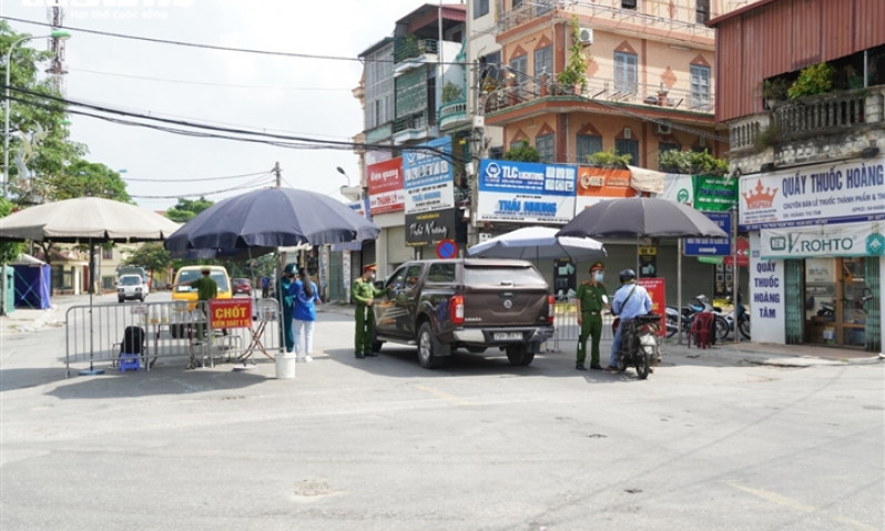 Hà Nội: Bắt kẻ cầm kiếm đuổi đánh cán bộ chốt kiểm soát