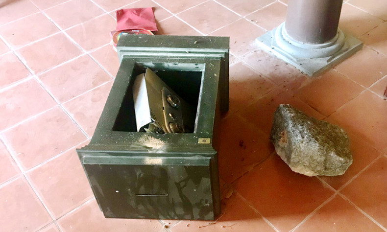 Ba thiếu niên trộm tiền công đức