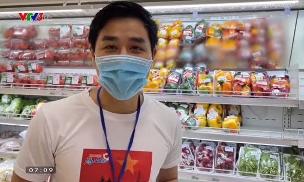MC Nguyên Khang cùng các nghệ sĩ "đi chợ giúp dân"