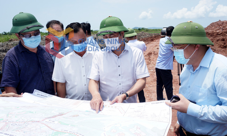 Chủ tịch UBND tỉnh Nguyễn Tường Văn kiểm tra tiến độ thi công cao tốc Vân Đồn – Móng Cái, tháng 7-2021