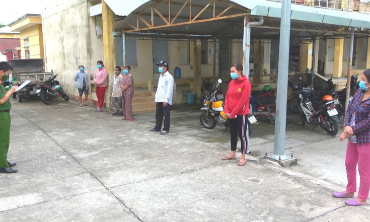Con gái rủ 6 người đến nhà cha tụ tập đánh bạc giữa mùa dịch