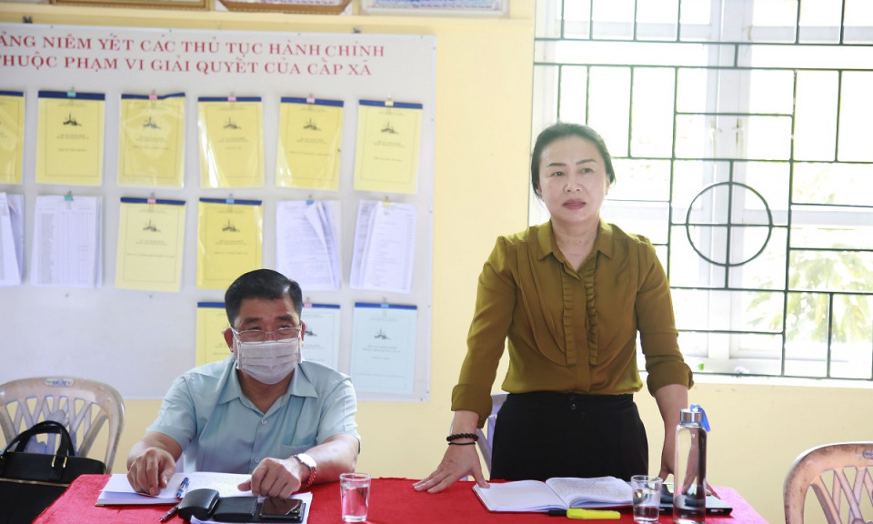 Trưởng Ban Tuyên giáo Tỉnh ủy dự sinh hoạt chi bộ cơ sở tại thôn Khe Tiên (xã Yên Than, huyện Tiên Yên)