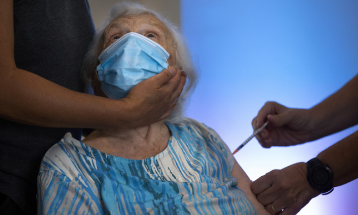 Người đã tiêm vaccine COVID-19 vẫn có thể phát tán virus SARS-CoV-2
