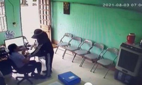 Người phụ nữ cầm dao vào quỹ tín dụng khống chế nhân viên, cướp tài sản