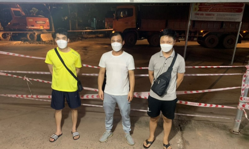 Phạt hành chính, buộc cách ly tự trả phí đối với 4 thanh niên khai báo gian dối để “thông chốt”