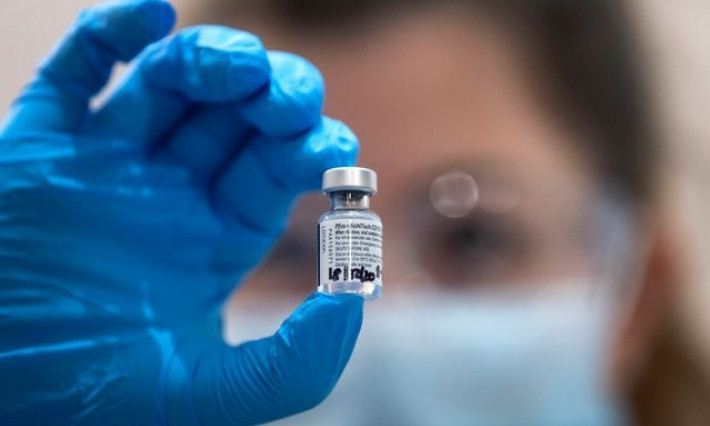 Đối phó Delta, các nước đẩy mạnh kế hoạch tiêm vaccine COVID-19 bổ sung