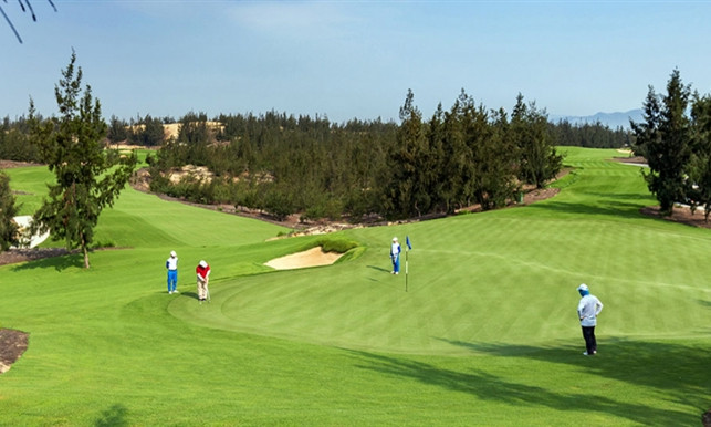 Lãnh đạo Sở Du lịch Bình Định đánh golf giữa mùa dịch, tiếp xúc F0