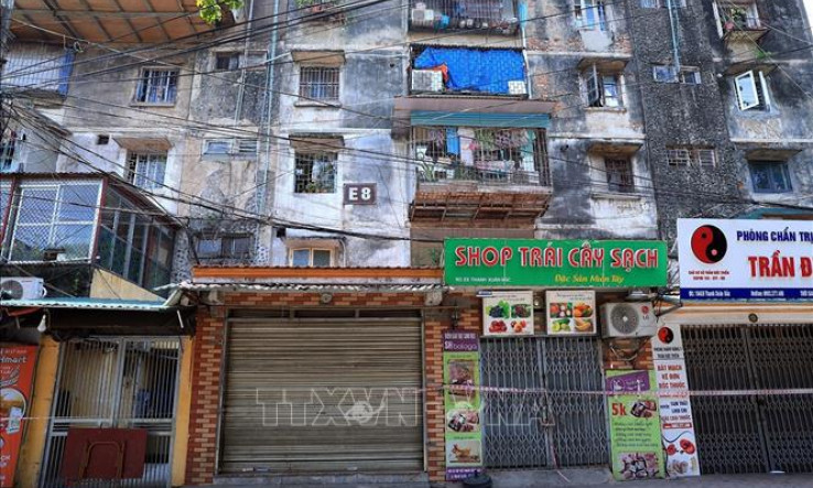 Phong tỏa tòa nhà E8 Thanh Xuân Bắc, Hà Nội