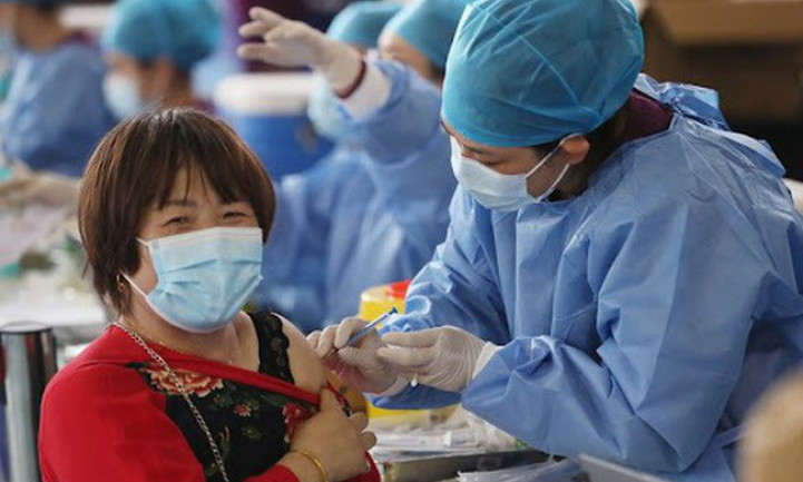 Trung Quốc cảnh báo người dân vẫn phải duy trì biện pháp bảo vệ dù đã tiêm vaccine