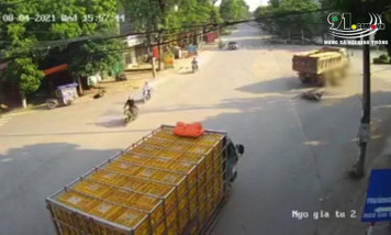 Người phụ nữ đi xe máy bị ô tô tải tông tử vong tại ngã tư