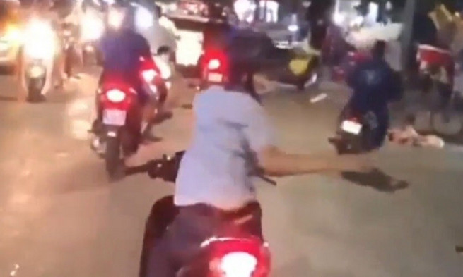 Phạt 17,4 triệu đồng nam thanh niên ở Huế chạy xe máy buông 2 tay để... múa