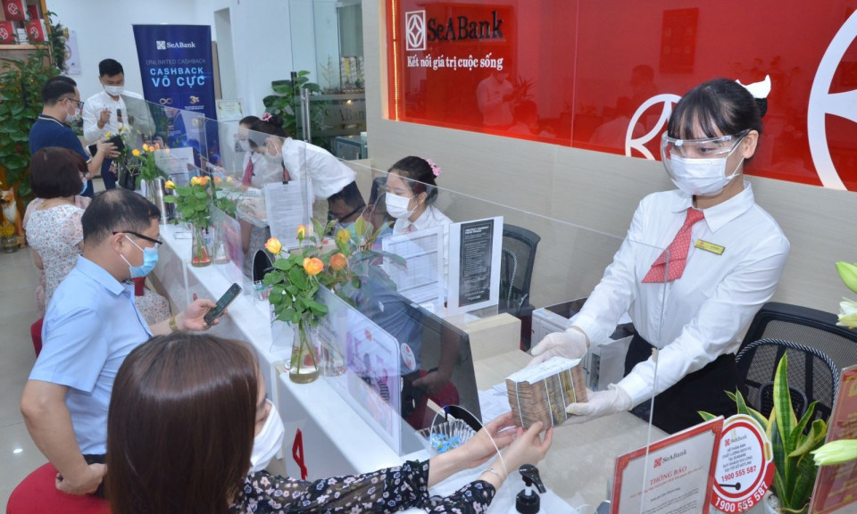 ‘Làn sóng’ hạ lãi suất và giảm phí