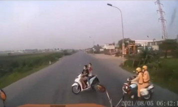 Video: Né CSGT, 2 cô gái đi xe SH bất ngờ tạt đầu xe container trên quốc lộ