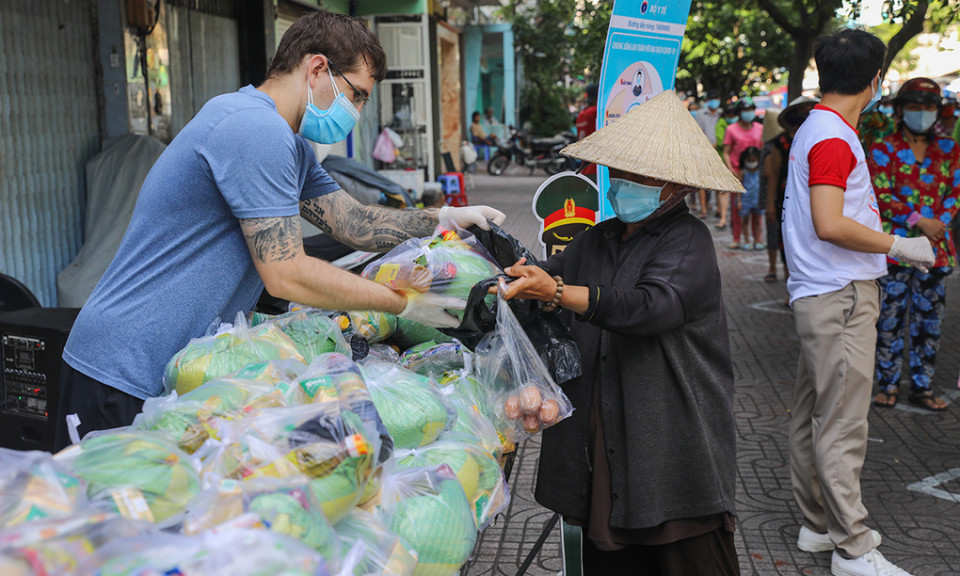 Hơn 900 tỷ đồng hỗ trợ người nghèo, lao động mất việc tại TP Hồ Chí Minh
