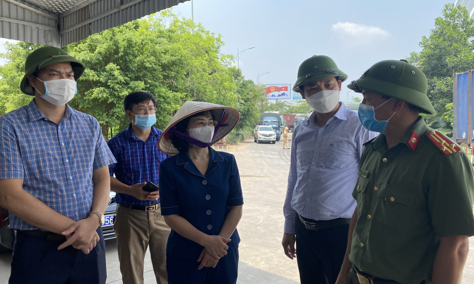 Phó Chủ tịch Thường trực HĐND tỉnh kiểm tra công tác phòng, chống dịch tại các chốt kiểm soát Covid-19 