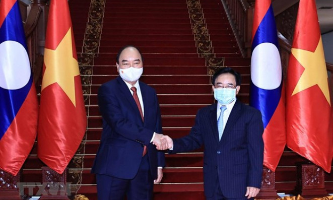 President meets with PM, visits former Party, State leaders of Laos