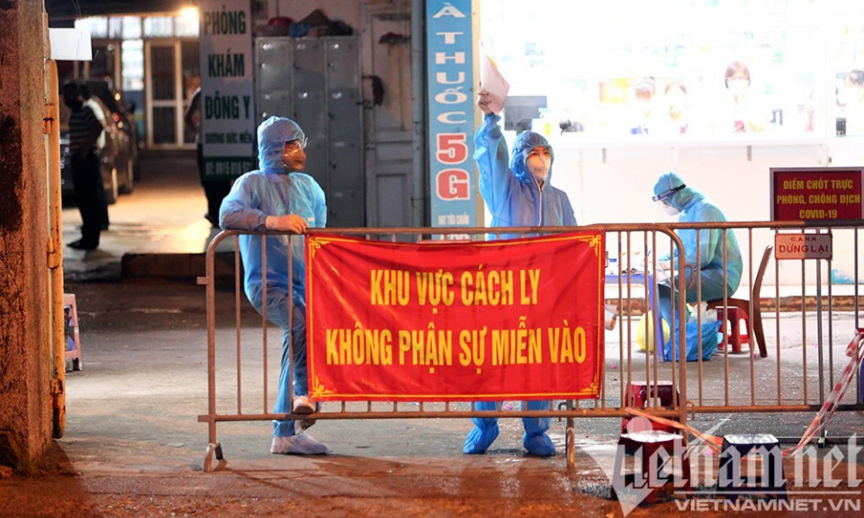 Lý do nhà thuốc trang bị tấm chắn giọt bắn nhưng vẫn có nguy cơ lây nhiễm Covid-19