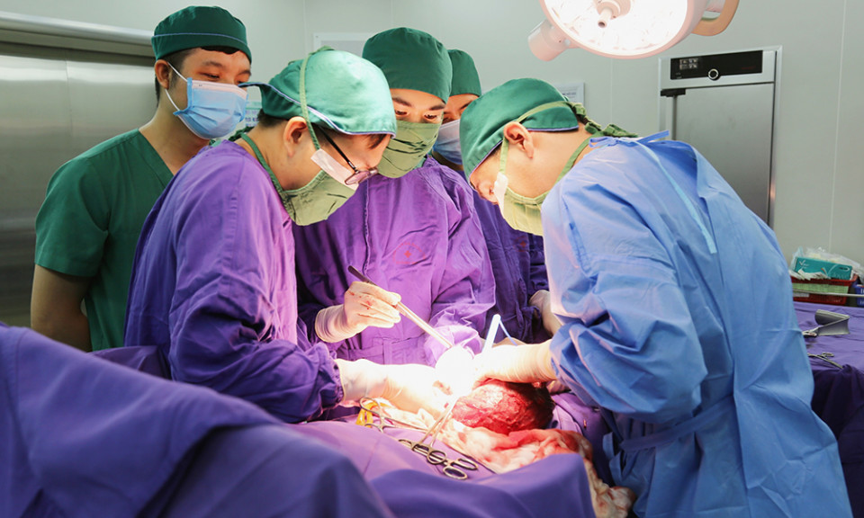 Phẫu thuật thành công khối u tinh hoàn ác tính kích thước lớn cho nam bệnh nhân trẻ tuổi